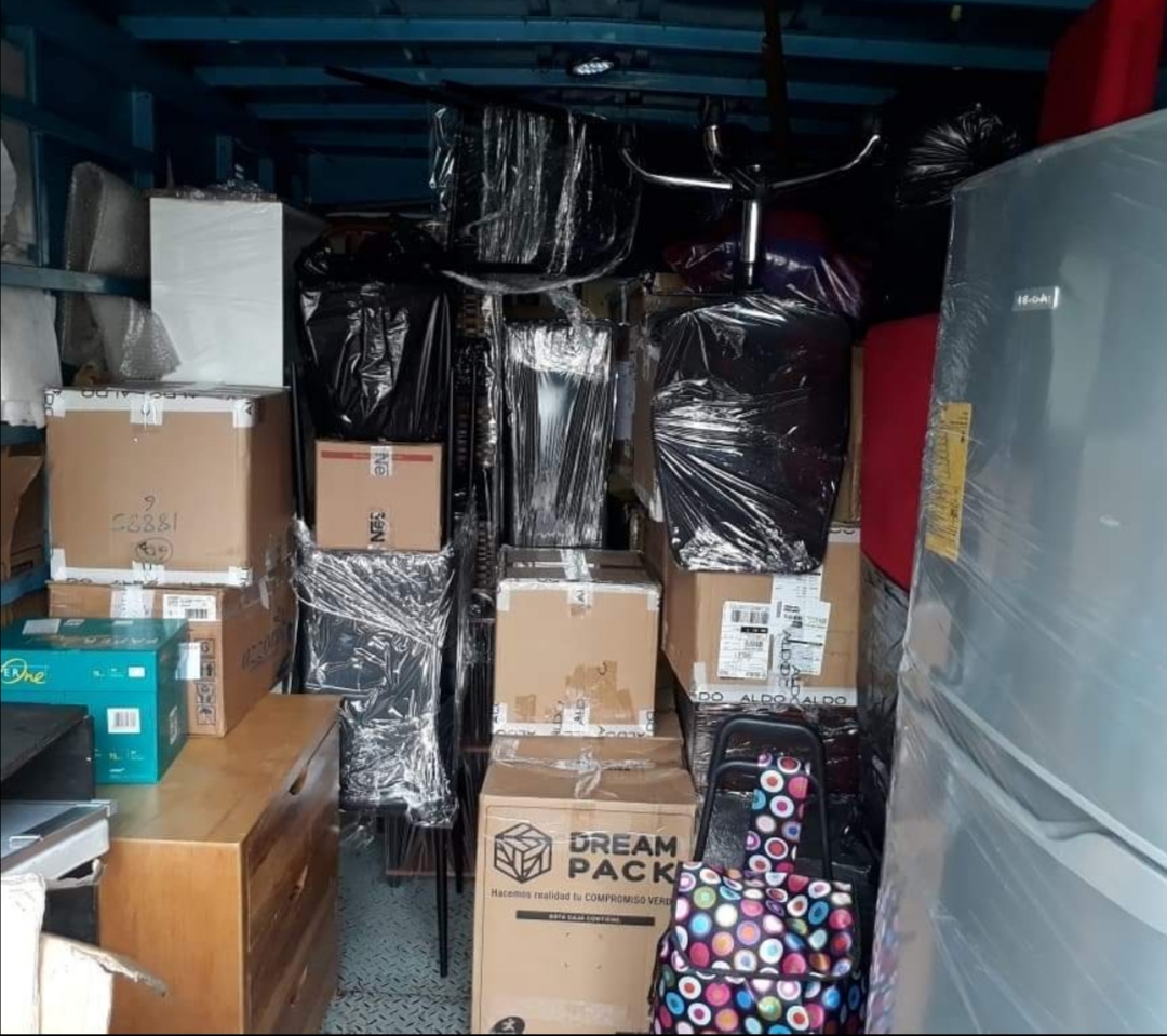 Interior de mudanza con pertenencias protegidas